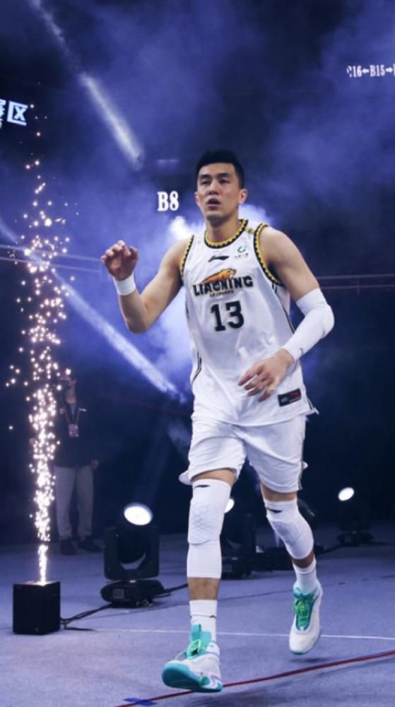 滕哈赫说道：“我们想要创造一个极佳的氛围，首先要从我们自己做起，表明我们真的有一个计划，你可以看到一支真正充满渴望、雄心勃勃、意志坚定的球队，然后让我们伟大的球迷为之振奋。